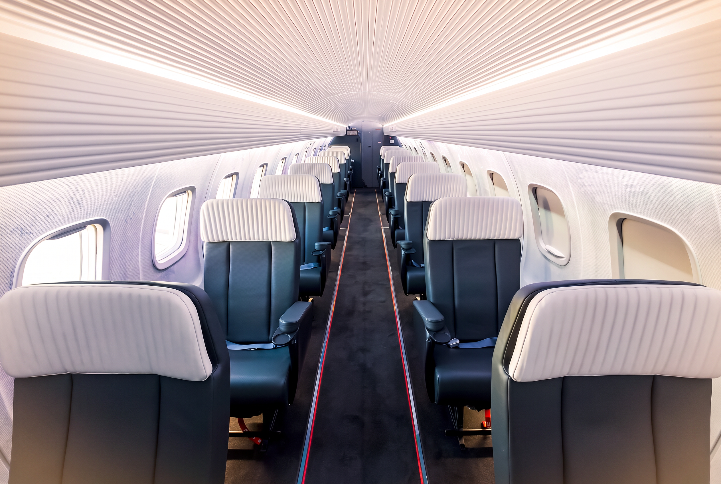 Kabine der ERJ135 VIP mit Ledersitzen und grosszügigem Sitzabstand