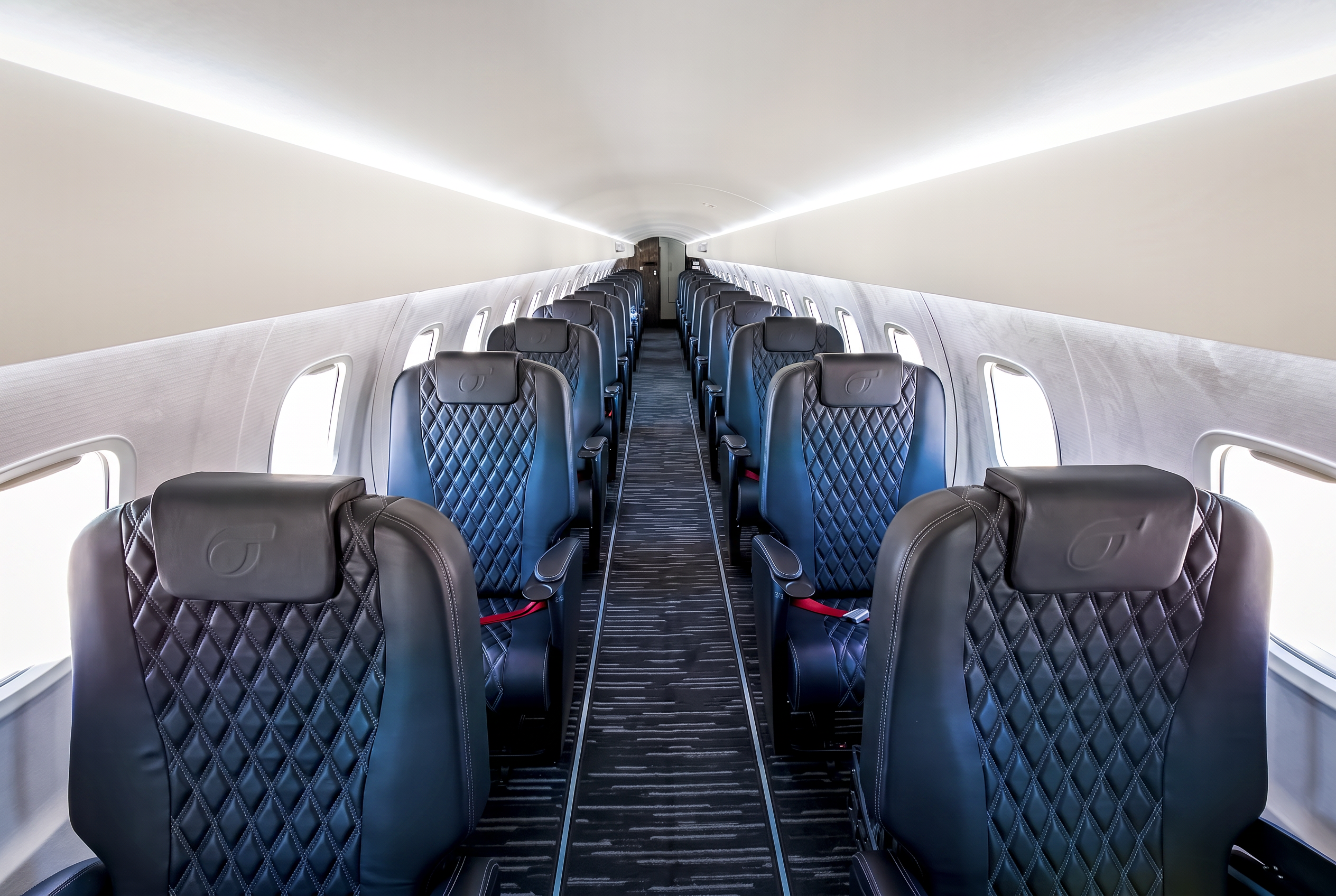 Kabine der ERJ145 VIP mit Ledersitzen in 1-1-Bestuhlung